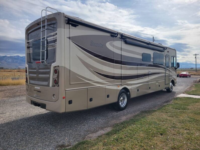 2017 Fleetwood Bounder 35P