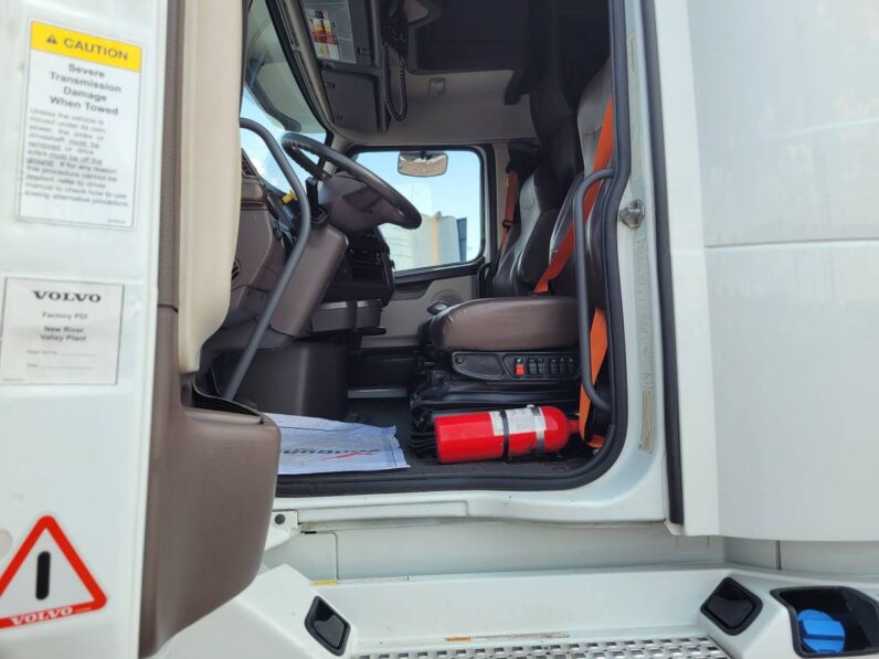 2017 VOLVO VNL64T780