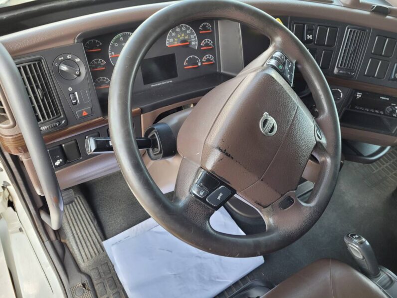 2017 VOLVO VNL64T780