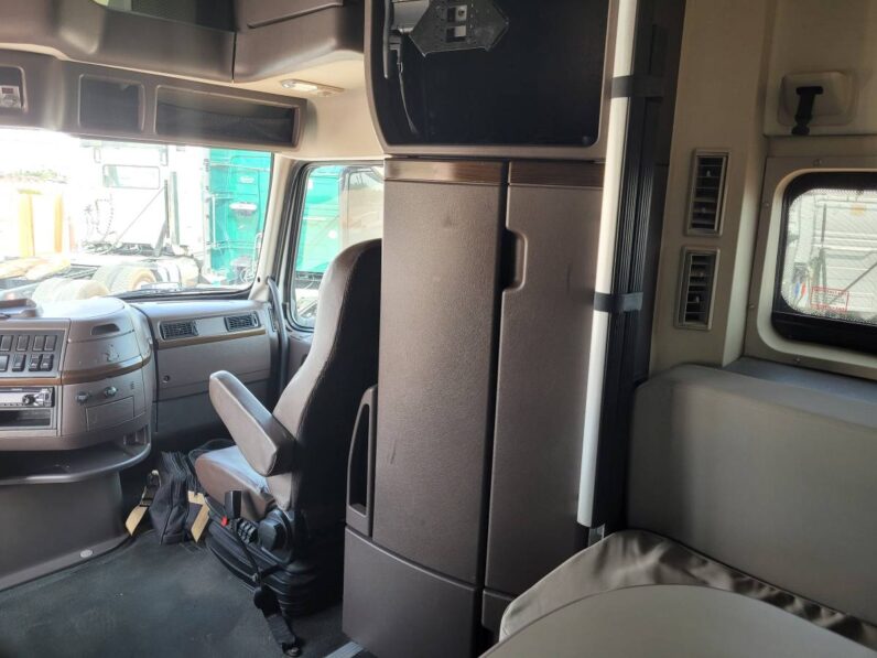 2017 VOLVO VNL64T780