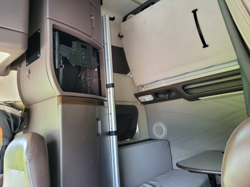 2017 VOLVO VNL64T780