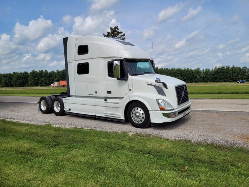 2017 VOLVO VNL64T780