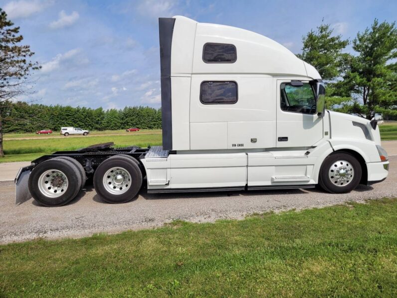 2017 VOLVO VNL64T780